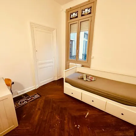 Il Y A Du Monde Au Plafond - 315 Apartment